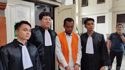 Terdakwa Galuh Widyasmoro, pembunuh wanita driver online, usai menjalani sidang perdana di Pengadilan Negeri Denpasar, Selasa (21/10/2025). (Ahmad Firizqi Irwan/detikBali)