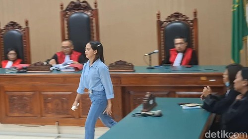 Terdakwa Stefani Rehi Doko alias Fani saat mengikuti sidang putusan di PN Kelas IA Kupang, NTT, Selasa (21/10/2025). (Foto: Yufengki Bria/detikBali)