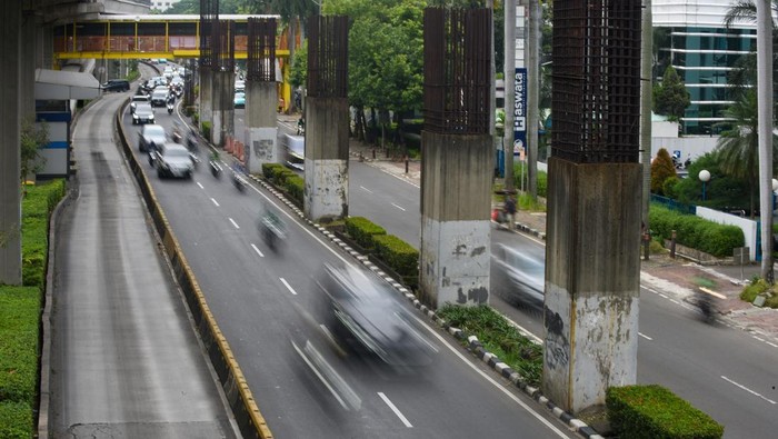 Tiang Monorel Mangkrak di Jakarta Siap Dibongkar Awal 2026 Pengendara melintas di dekat tiang monorel yang mangkrak di kawasan Rasuna Said, Jakarta, Selasa (21/10/2025). Pemprov DKI Jakarta menindaklanjuti rencana pembongkaran tiang-tiang monorel di Jalan Rasuna Said dan Jalan Asia Afrika yang mangkrak selama hampir dua dekade dan akan dimulai pada Januari 2026 guna memastikan lahan bekas proyek tersebut dimanfaatkan kembali bagi kepentingan publik. ANTARA FOTO/Indrianto Eko Suwarso/YU