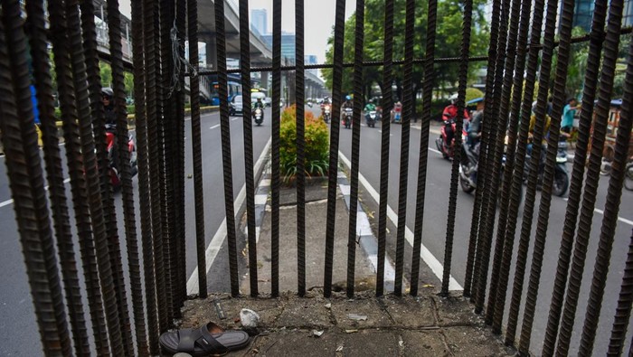 Tiang Monorel Mangkrak di Jakarta Siap Dibongkar Awal 2026 Pengendara melintas di dekat tiang monorel yang mangkrak di kawasan Rasuna Said, Jakarta, Selasa (21/10/2025). Pemprov DKI Jakarta menindaklanjuti rencana pembongkaran tiang-tiang monorel di Jalan Rasuna Said dan Jalan Asia Afrika yang mangkrak selama hampir dua dekade dan akan dimulai pada Januari 2026 guna memastikan lahan bekas proyek tersebut dimanfaatkan kembali bagi kepentingan publik. ANTARA FOTO/Indrianto Eko Suwarso/YU