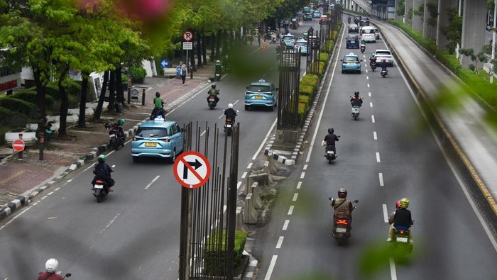 Tiang Monorel Mangkrak di Jakarta Siap Dibongkar Awal 2026 Pengendara melintas di dekat tiang monorel yang mangkrak di kawasan Rasuna Said, Jakarta, Selasa (21/10/2025). Pemprov DKI Jakarta menindaklanjuti rencana pembongkaran tiang-tiang monorel di Jalan Rasuna Said dan Jalan Asia Afrika yang mangkrak selama hampir dua dekade dan akan dimulai pada Januari 2026 guna memastikan lahan bekas proyek tersebut dimanfaatkan kembali bagi kepentingan publik. ANTARA FOTO/Indrianto Eko Suwarso/YU