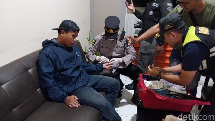 Tim medis dari kepolisian melakukan pengobatan kepada korban perkelahian