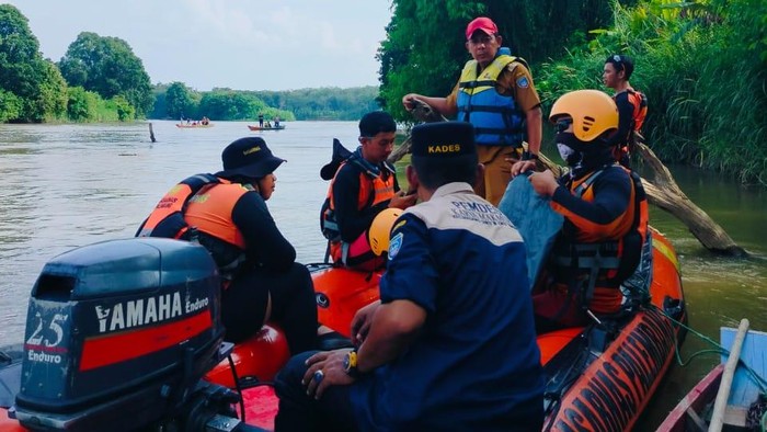 Tim SAR gabungan sedang melakukan pencarian bocah hilang di sungai Komering