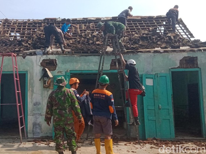 TNI, Polri, BPBD dan elemen lainnya gotong royong di Juwiring, Klaten, Selasa (21/10/2025).