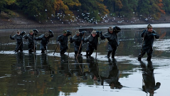 Tradisi Panen Ikan Mas Warnai Musim Gugur Ceko Fishermen set out to begin the traditional carp haul near the town of Trebon, Czech Republic, October 17, 2025. REUTERS/David W Cerny