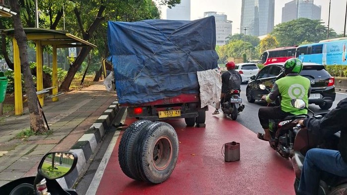 Truk Gangguan di Jl Gatot Subroto Jaksel, Lalin Tersendat