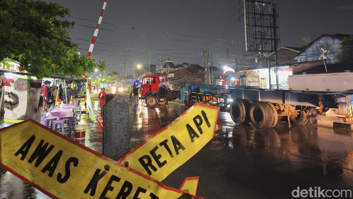Truk yang terlibat kecelakaan dengan kereta api di perlintasan kereta api sebidang Kaligawe, Kota Semarang, Selasa (21/10/2025).