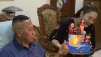 Tukul Arwana sempat dilarikan ke Rumah Sakit Pusat Otak Nasional (RSPON), Jakarta, pada September 2021, setelah mengalami pendarahan otak mendadak. Kala itu, kondisinya cukup mengkhawatirkan dan harus menjalani operasi darurat. Foto: dok instagram Peppy