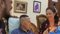 Pascaoperasi, Tukul menjalani masa pemulihan yang panjang dan intensif, mulai dari rawat inap hingga terapi rutin di rumah. Ia dibantu oleh tim medis dan keluarga yang setia mendampingi. Selama masa pemulihan, Tukul vakum total dari dunia hiburan dan jarang tampil di hadapan publik. Foto: dok instagram Peppy