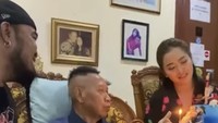 Dalam Instagram Peppy, selaku rekan kerja, terlihat merayakan dengan sederhana perayaan ulang tahun ke-62 Tukul Arwana. Foto: dok instagram Peppy