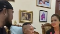 Unggahan itu mendapatkan komentar dan doa baik dari netizen. Sehat2 Semua nya..., Barakallah..., ungkap akun etrs****. selamat Ulang Tahun Om Tukul, semoga bahagia selalu dan diberikan umur yang panjang , berkah selalu Om, lanjut akun betrs****. HBD Mas Thukul ,semoga Mas Thukul segera sembuh ,sehat kembali ,panjang umur,rezekinya melimpah barokah Aamiin..3x, kata akun betrs****. Foto: dok instagram Peppy