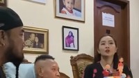 Tukul Arwana terlihat tersenyum diberikan perayaan sederhana tersebut. Foto: dok instagram Peppy