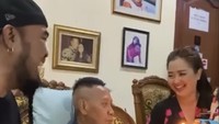 Ada Vega Darwanti juga yang hadir dalam kesempatan itu. Peppy dan Vega, diketahui rekan kerja Tukul dalam acara Bukan 4 Mata di Trans7. Foto: dok instagram Peppy