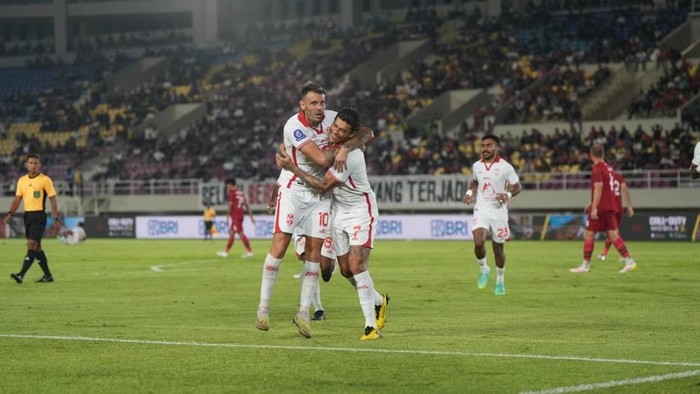 Tyronne Del Pino saat merayakan gol ke gawang Persis Solo pada pekan ke-8 Super League 2025/2026.