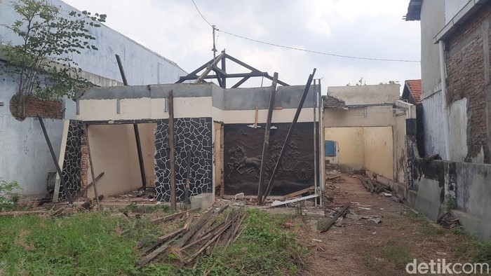 Penampakan rumah kosong di Mijen, Kaliwungu, Kudus, yang viral karena dibongkar pekerja tak dikenal ketika didatangi, Selasa (21/10/2025).