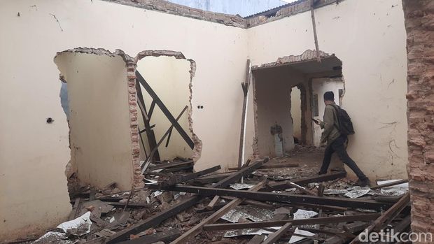 Penampakan rumah kosong di Mijen, Kaliwungu, Kudus, yang viral karena dibongkar pekerja tak dikenal ketika didatangi, Selasa (21/10/2025).