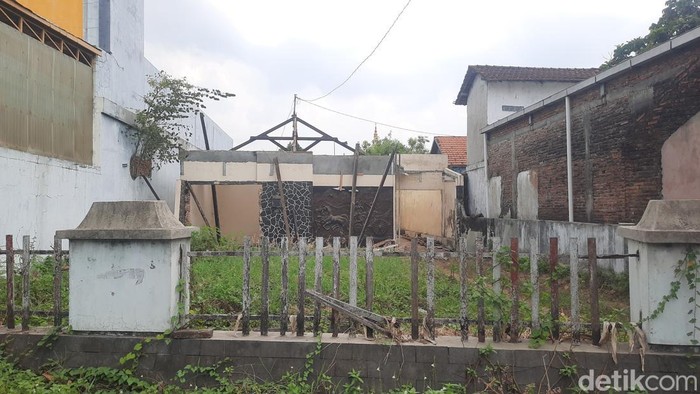 Penampakan rumah kosong di Mijen, Kaliwungu, Kudus, yang viral karena dibongkar pekerja tak dikenal ketika didatangi, Selasa (21/10/2025).