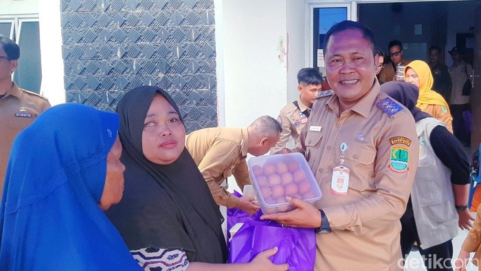 Wakil Bupati Karawang Maslani, saat memberikan bantuan sembako kepada warga Desa Margakaya
