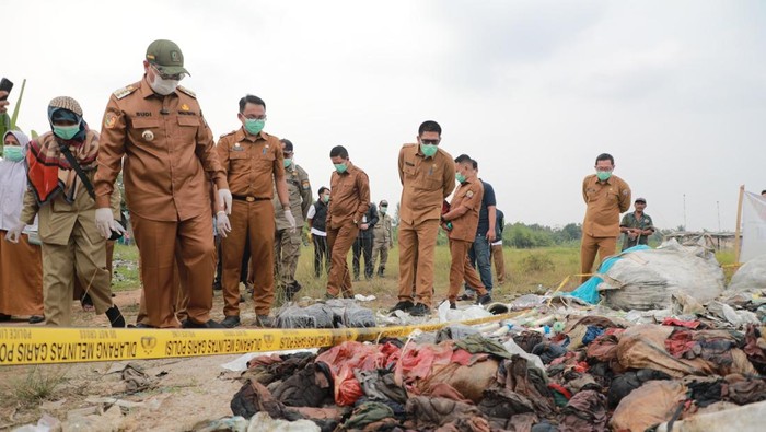 Wali Kota Serang, Budi Rustandi, meninjau temuan limbah medis yang dibuang di lahan Perumahan Graha Walantaka.