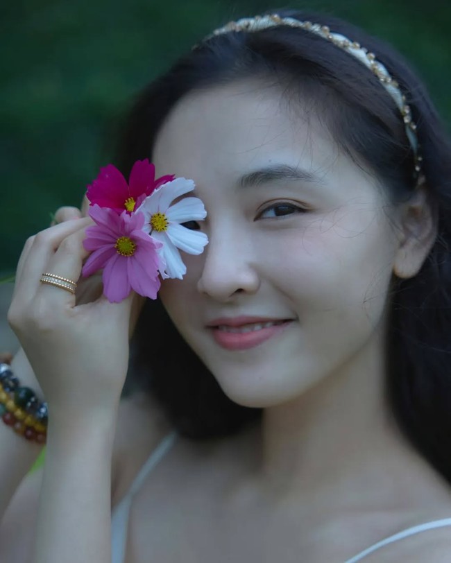 7. Wu Qian - Aktris ini visual ala girl-next-door karena kesan lugu yang ditampilkannya. Tak hanya wajahnya, imej dan persona pemain ‘Here We Meet Again’ juga dianggap ‘clean’ sehingga menambah daya tarik penggemar.