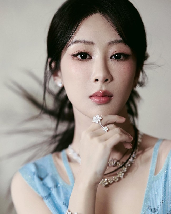 5. Yang Zi - Pesona Yang Zi mendapat pujian karena disebut punya aura kecantikan tradisional Chin yang kuat. Pemain ‘Flourished Peony’ yang sering tampil di drama kolosal itu memikat banyak orang dengan karismanya saat berakting.Foto: Instagram