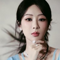 5. Yang Zi - Pesona Yang Zi mendapat pujian karena disebut punya aura kecantikan tradisional Chin yang kuat. Pemain ‘Flourished Peony’ yang sering tampil di drama kolosal itu memikat banyak orang dengan karismanya saat berakting.Foto: Instagram