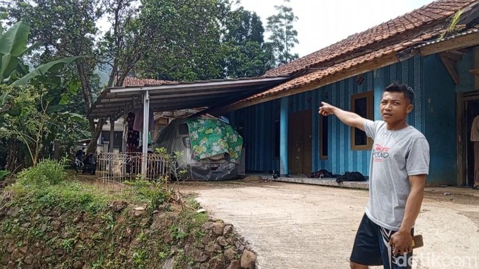 Warga dari Dusun Batugara, Ganeas, Sumedang, menunjukan lokasi penemuan macan kumbang.