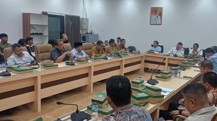 Warga ngadu soal tambang ilegal ke DPRD Banten (Arief/detikcom)