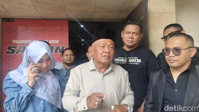 Yai Mim bersama istri dan kuasa hukumnya di Polresta Malang Kota Yai Mim bersama istri dan kuasa hukumnya di Polresta Malang Kota