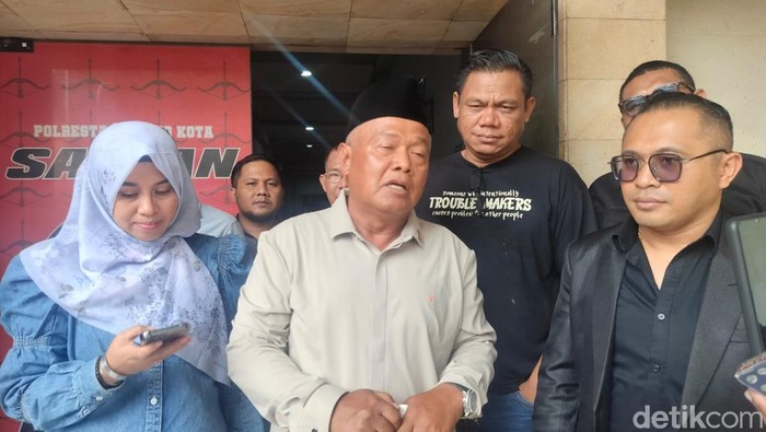 Yai Mim bersama istri dan kuasa hukumnya di Polresta Malang Kota