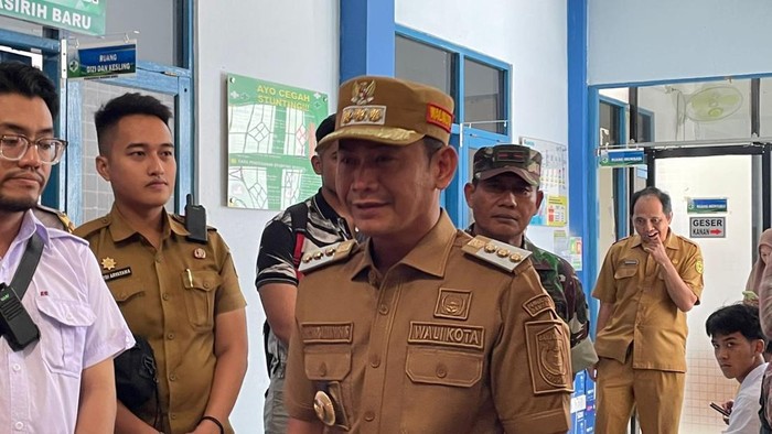 Yamin saat meninjau langsung di Puskesmas Basirih Baru. Foto: Khairun Nisa/detikKalimantan.