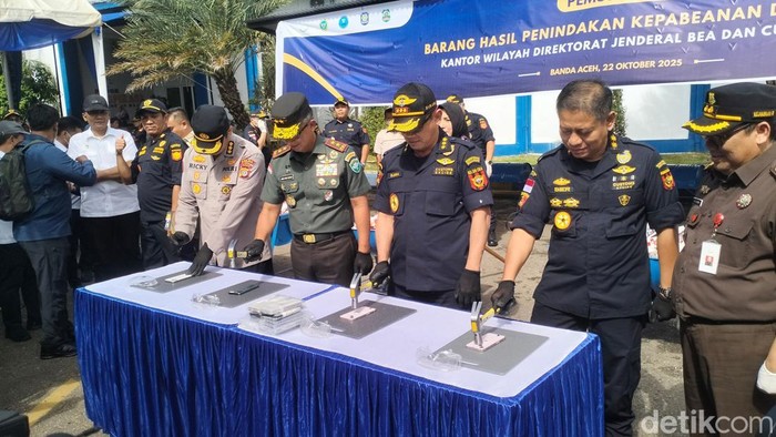 6,3 juta batang rokok berbagai merek serta 21 ponsel iPhone selundupan dimusnahkan Bea dan Cukai Aceh. (Foto: Agus Setyadi/detikSumut).