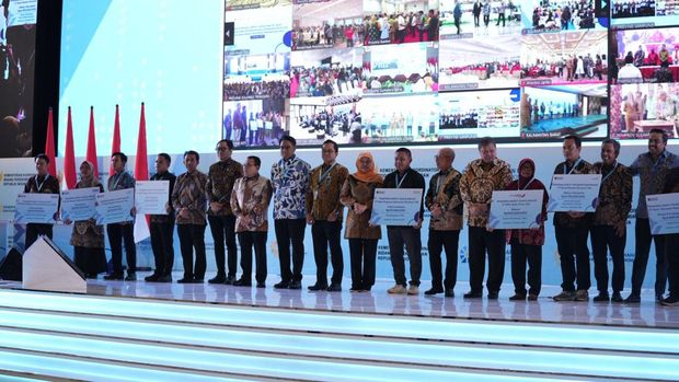 Akad Massal Kredit Usaha Rakyat (KUR) 800.000 Debitur Penciptaan Lapangan Kerja dan Peluncuran Kredit Program Perumahan (KPP) di Kota Surabaya, Jawa Timur