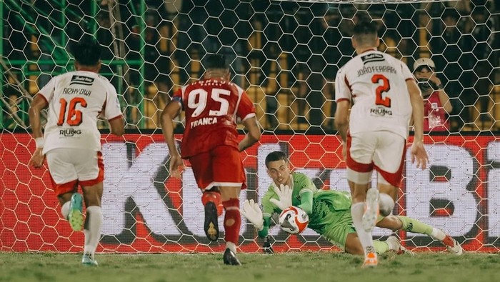 Aksi kiper Bali United, Mike Hauptmeijer, saat melawan Persijap Jepara di Stadion Gelora Bumi Kartini, Jepara, Minggu (19/10/2025). (Foto: Dok. Bali United)