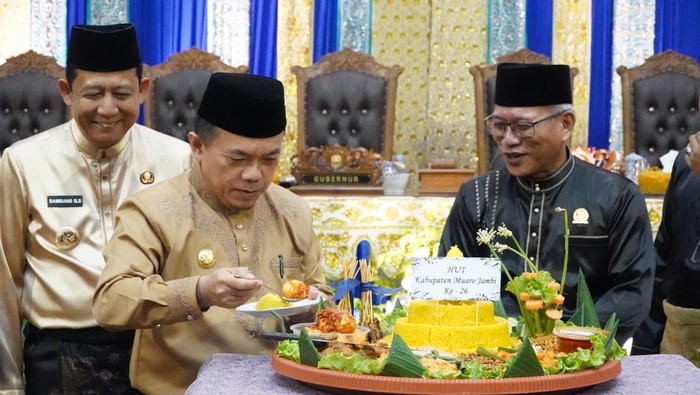 Al Haris bersama BBS potong tumpeng rasakan HUT Muaro Jambi