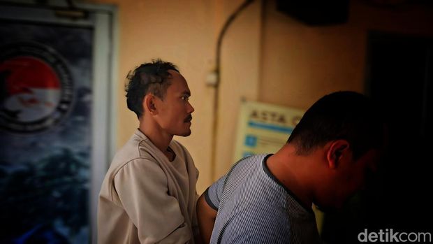 Ali Saepudin pemotor ugal-ugalan saat digiring Personel Satres NarkobaAli Saepudin pemotor ugal-ugalan saat digiring Personel Satres Narkoba Ali Saepudin pemotor ugal-ugalan saat digiring Personel Satres Narkoba