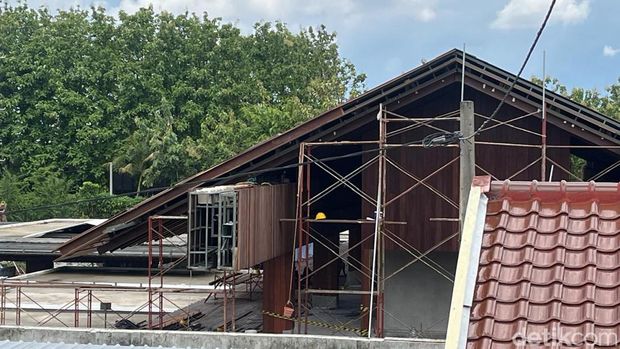 Nampak atap rumah pensiun Jokowi di Colomadu mulai terpasang, Rabu (22/10/2025).