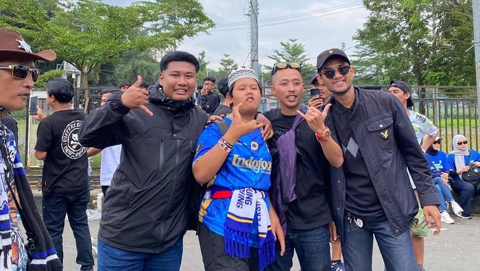 Badru (baju biru) berfoto bersama bobotoh.