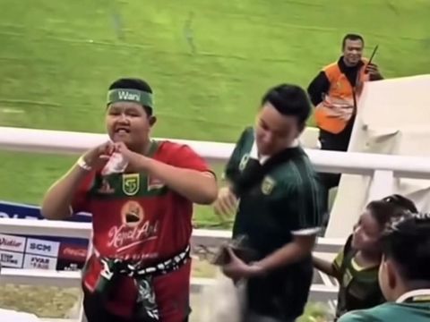 Muhammad Baharudin atau Badru duta damai suporter saat dhina konten kreator Hari Otong di Stadion Gelora Bung Tomo (GBT) Surabaya