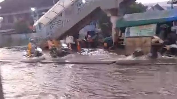 Banjir di Jalan Pantura Kaligawe Raya, Kelurahan Terboyo Kulon, Genuk, Kota Semarang, Rabu (22/10/2025) pagi.