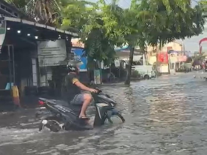Banjir di Jalan Pantura Kaligawe Raya, Kelurahan Terboyo Kulon, Genuk, Kota Semarang, Rabu (22/10/2025) pagi.