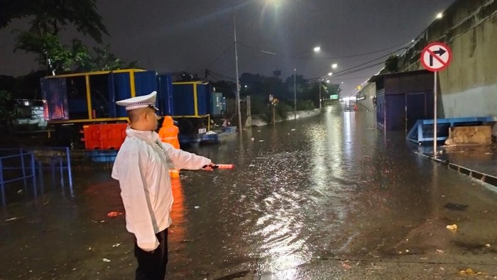 Banjir di Kolong Exit Tol Meruya Jakbar. (Dok. akun TMC Polda Metro Jaya)