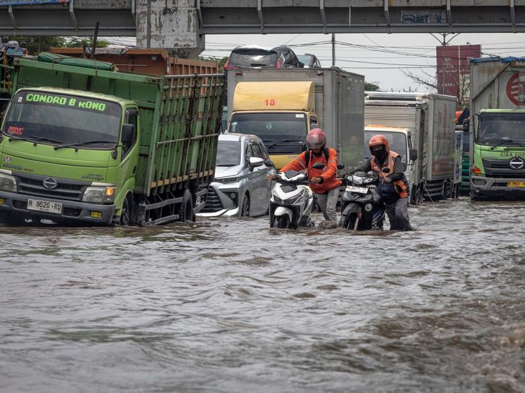 Banjir Genangi Jalur Pantura Semarang, Lalu Lintas Tersendat