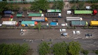 Foto udara sejumlah kendaraan melaju perlahan melewati banjir. Menurut data sementara yang dihimpun BPBD Kota Semarang pada Rabu (22/10) pukul 10.00 WIB, setidaknya ada delapan titik jalan raya dan jalan permukiman di Kota Semarang tergenang banjir setinggi sekitar 10-40 sentimeter. Foto: ANTARA FOTO/Aji Styawan