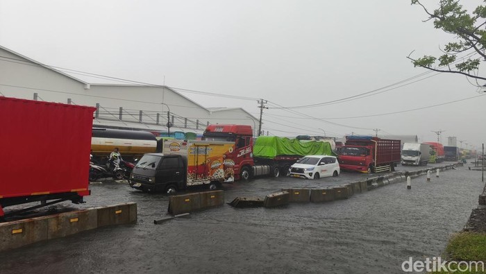 Banjir di Jalan Raya Sayung Demak, Rabu (22/10/2025).