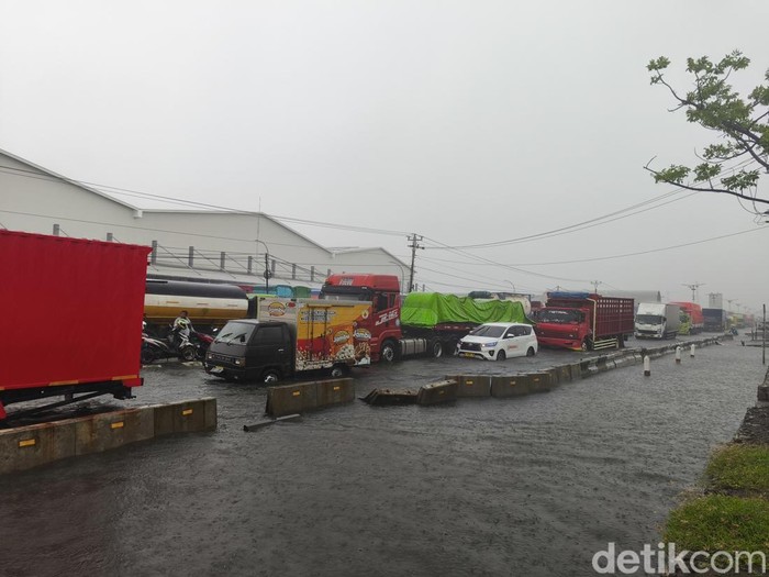 Banjir di Jalan Raya Sayung Demak, Rabu (22/10/2025).