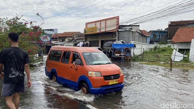 Suasana banjir yang menerjang Jalan Pantura Kaligawe, Kelurahan Tambakrejo, Kecamatan Gayamsari, Kota Semarang, Rabu (22/10/2025).