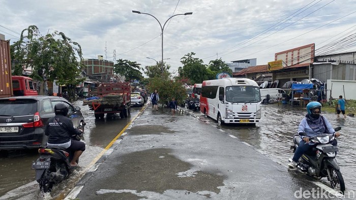 Suasana banjir yang menerjang Jalan Pantura Kaligawe, Kelurahan Tambakrejo, Kecamatan Gayamsari, Kota Semarang, Rabu (22/10/2025).