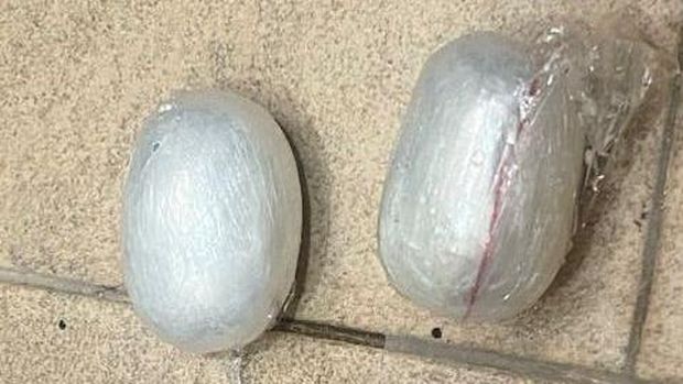 Barang bukti narkoba yang disimpan tersangka di dalam anus (Foto: Polda Kepri)
