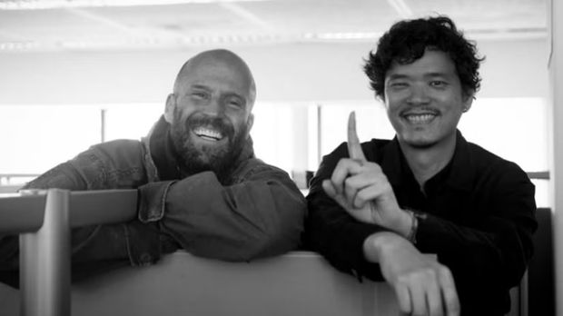 Foto Jason Statham dan Timo Tjahjanto di lokasi syuting Beekeeper 2.